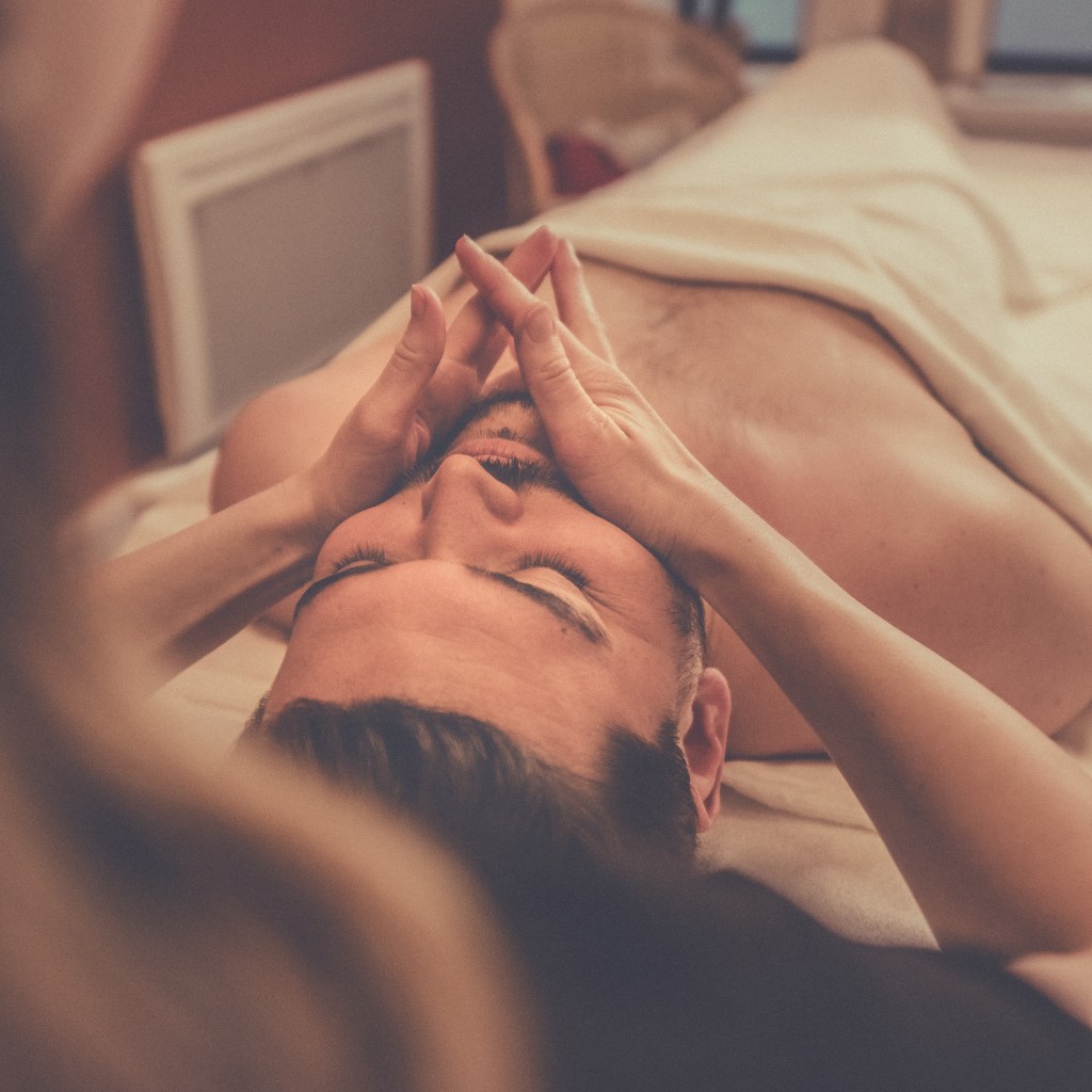 Massage du visage anti-âge, pour une peau liftée et repulpée.