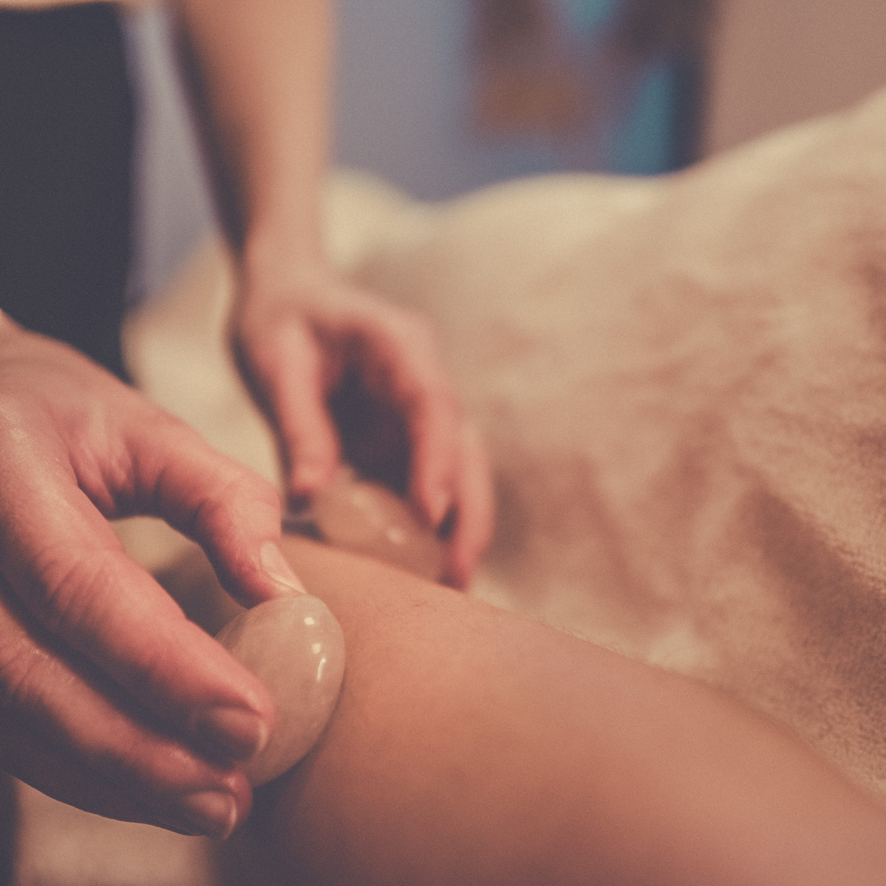 massage relaxant, bien-être avec pierres de quartz roses