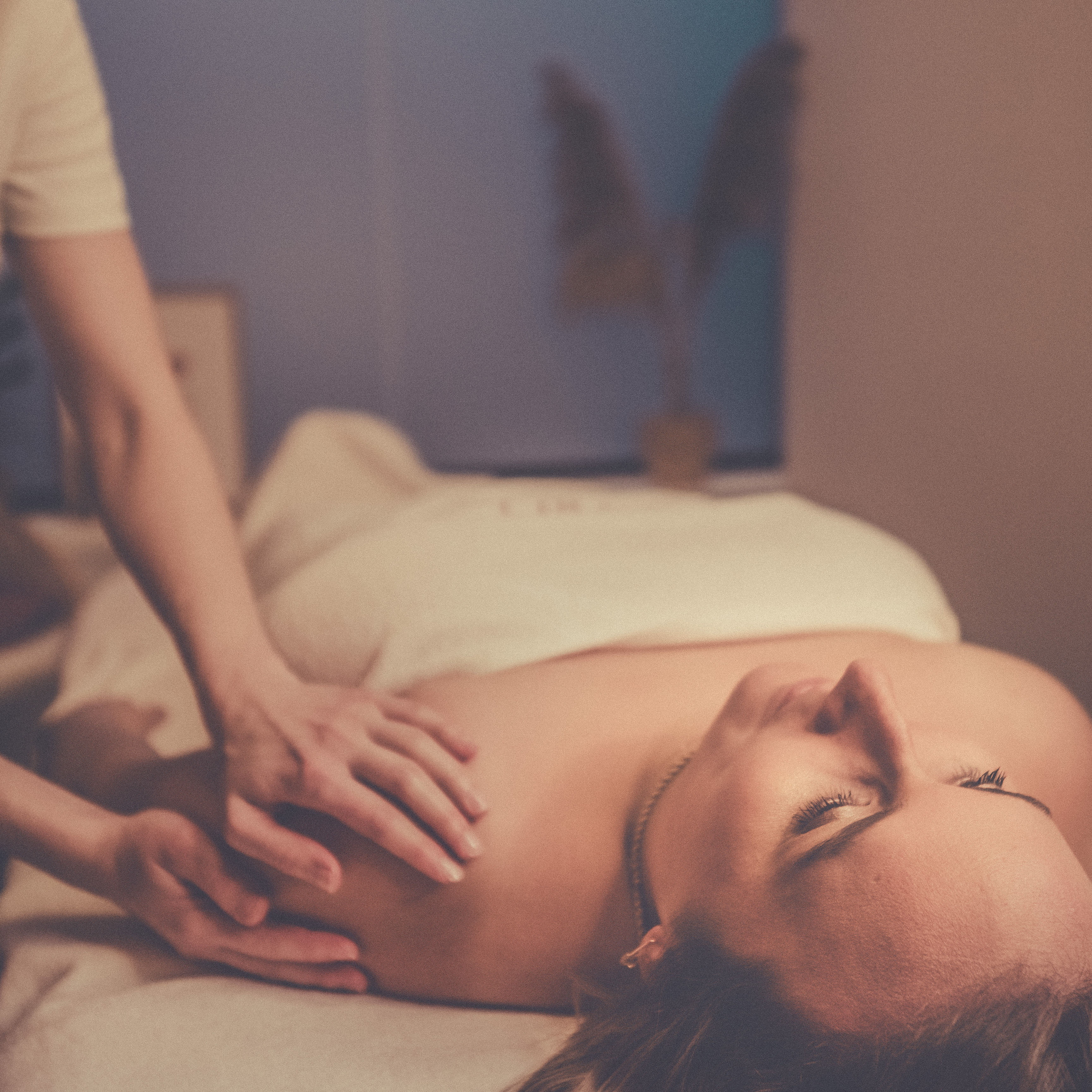 Photographie représentant le massage au niveau des bras