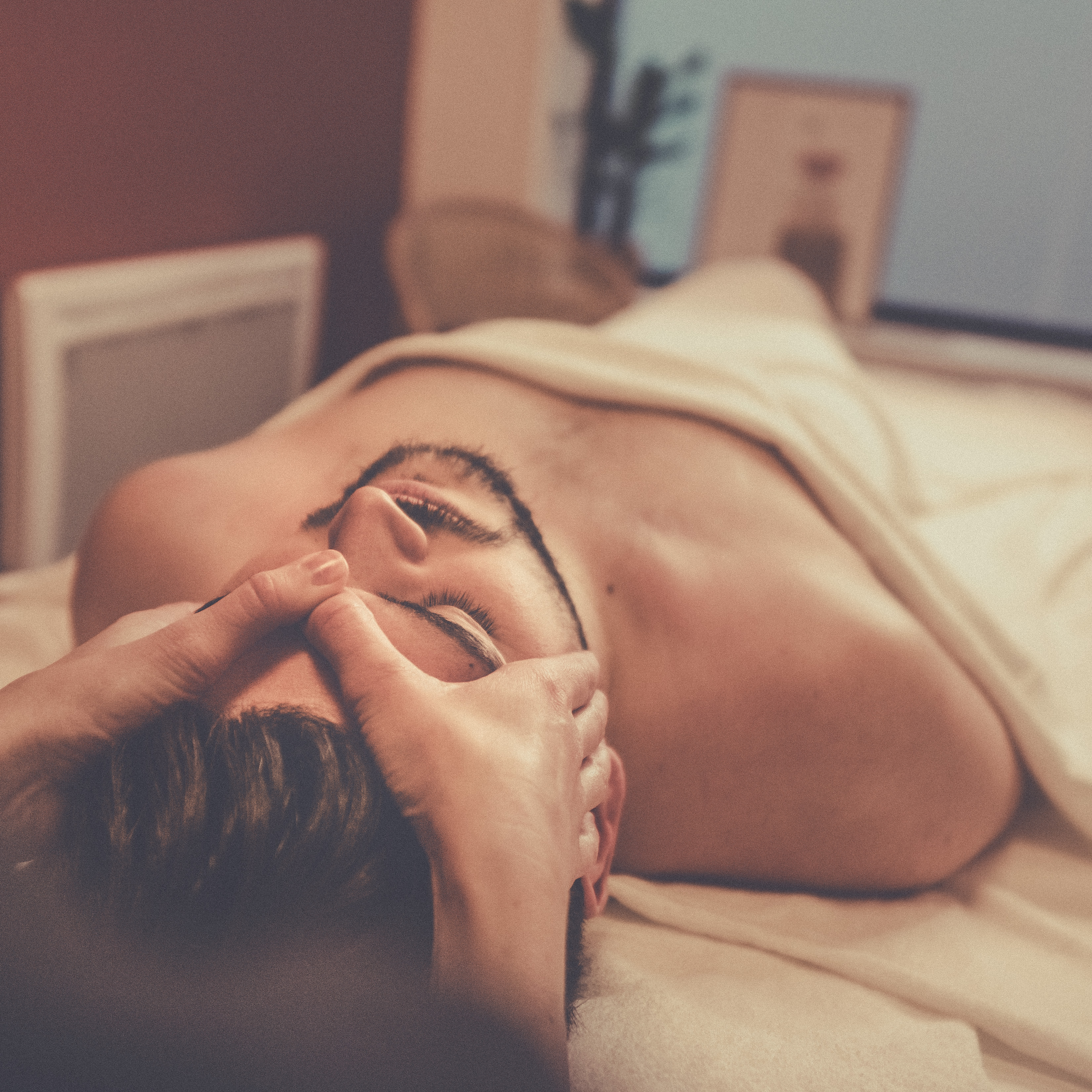 massage du visage pour détentendre les traits, redonner de l'éclat, apaiser les tensions musculaires