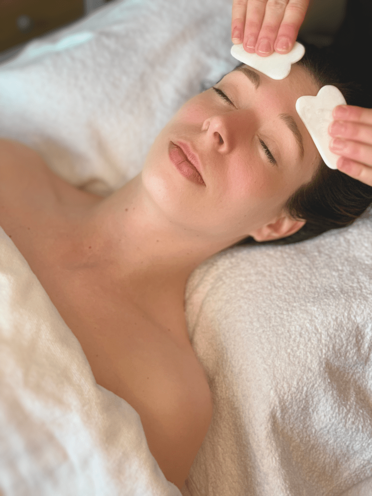 Massage visage avec gua sha